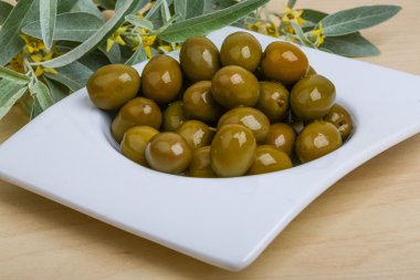 Kase içinde yeşil zeytin