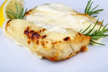 Rosemary ile pişmiş levrek fileto
