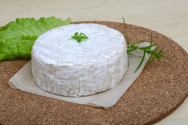 Queso brie Camembert con hierbas —  Fotos de Stock