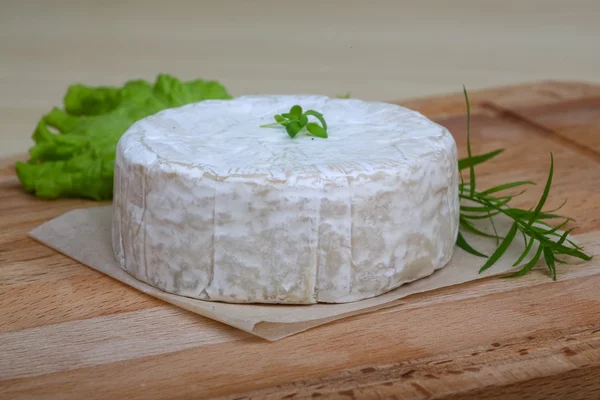 Camembert brie peyniri otlar ile — Stok fotoğraf