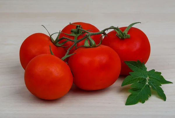 Яркие спелые помидоры — стоковое фото