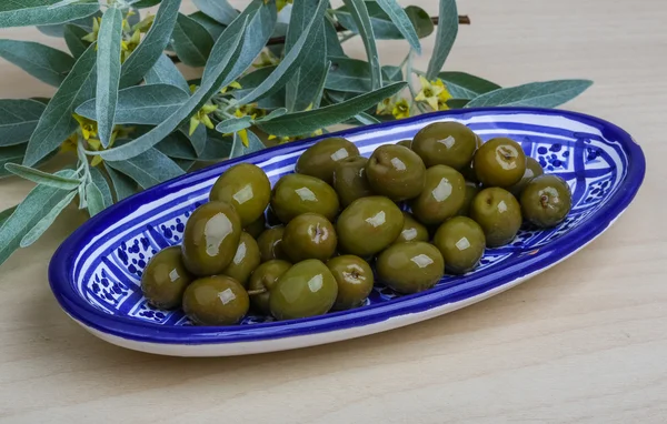 Olives vertes dans un bol — Photo