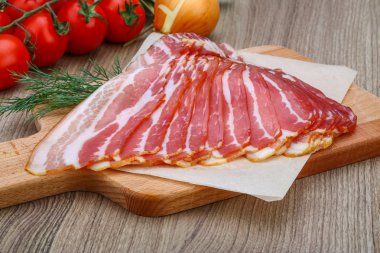 Dereotu ile taze soğuk dilimlenmiş domuz pastırması