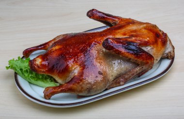 Marul ile kızarmış ördek