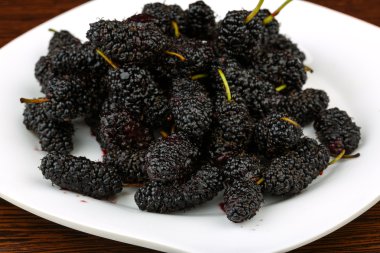 Plaka üzerinde olgunlaşmış taze dut