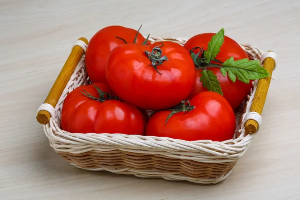 Rote Tomaten im Korb — Stockfoto