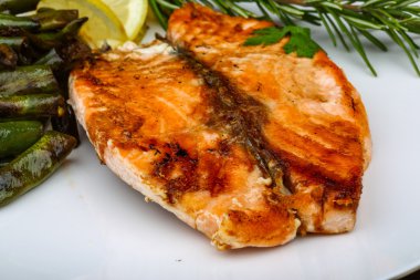 Yeşil fasulye ile ızgara somon