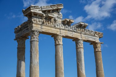 Apollo Tapınağı yan tarafta