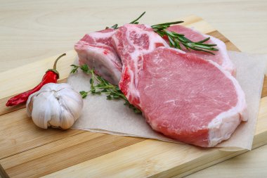 pişmemiş domuz biftek