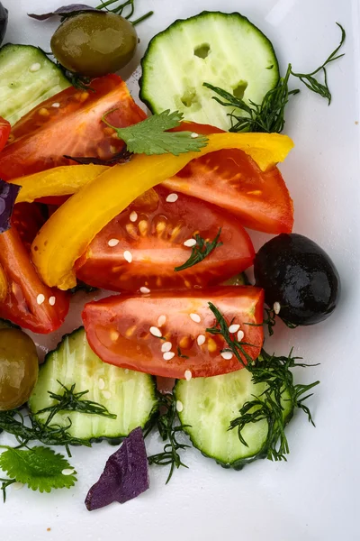 Salat mit Tomaten, Gurken und Oliven — Stockfoto