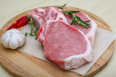 pişmemiş domuz biftek