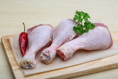 Çiğ tavuk bacağı.