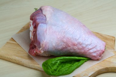 Çiğ hindi bacağı