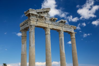 Apollo Tapınağı yan tarafta