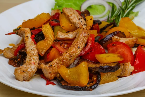 Porco frito com verduras — Fotografia de Stock