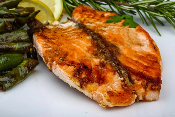 Grilled salmon with green beans — Stock Photo, Image