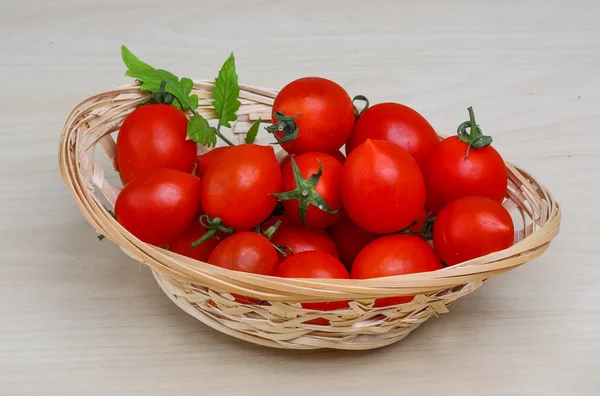 Kirschtomaten im Korb — Stockfoto