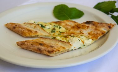 Türk peynir pasta ot ile