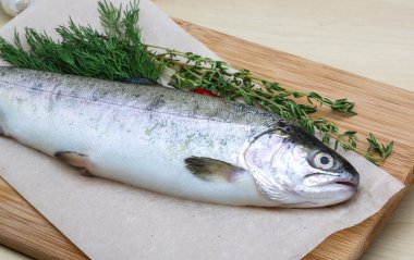 Ham alabalık kekik ile