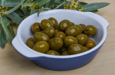 kabın içinde yeşil zeytin