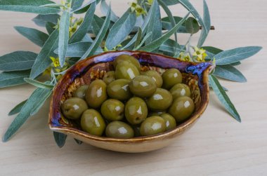 kabın içinde yeşil zeytin