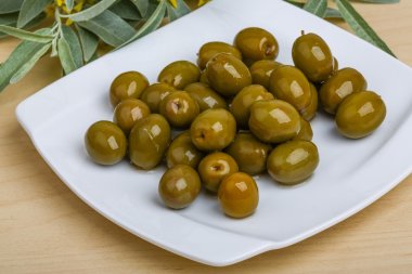 kabın içinde yeşil zeytin