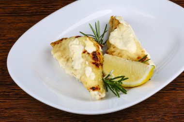 Rosemary ile pişmiş levrek fileto