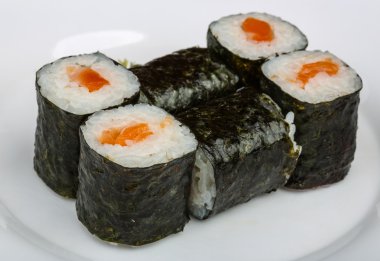 Suşi ve rulo somon ile