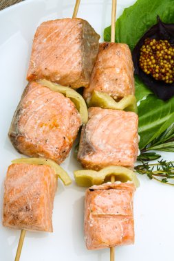 Rosemary ile som balığı şiş