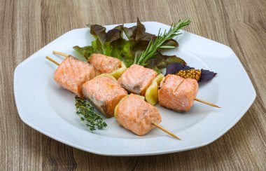 Salata somon şiş