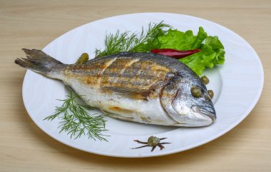 Otlar ile ızgara dorado