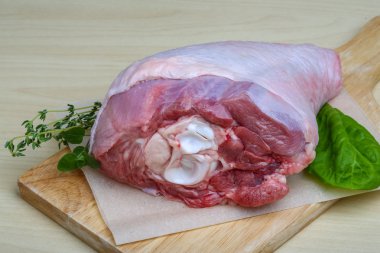 Çiğ hindi bacağı