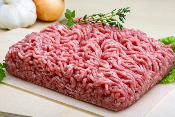 Gehakt vlees geserveerd tijm — Stockfoto