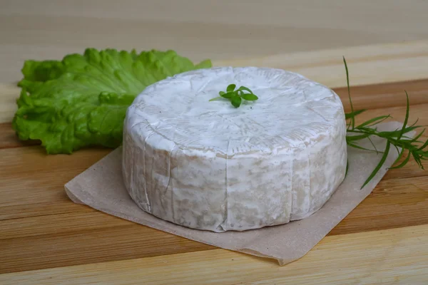 Queijo Brie com salada — Fotografia de Stock