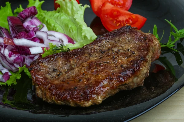 Grilovaný hovězí steak s cibulí — Stock fotografie