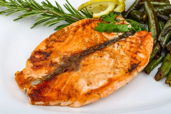 Gegrilde zalm met groene bonen — Stockfoto