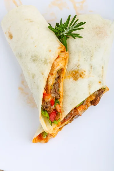 Tortilla mit Fleisch einwickeln — Stockfoto