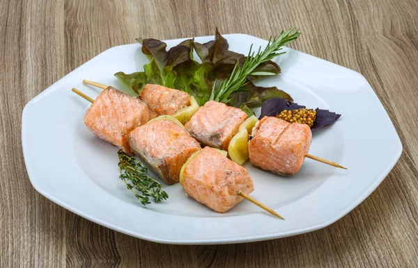 Шампур з лососем з салатом — стокове фото