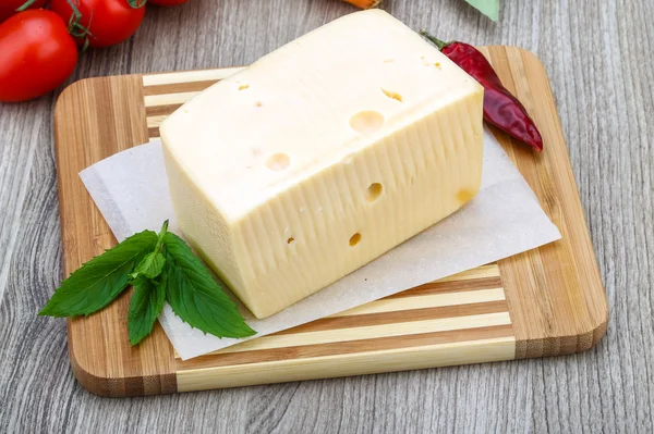 Ladrillo de queso con menta —  Fotos de Stock