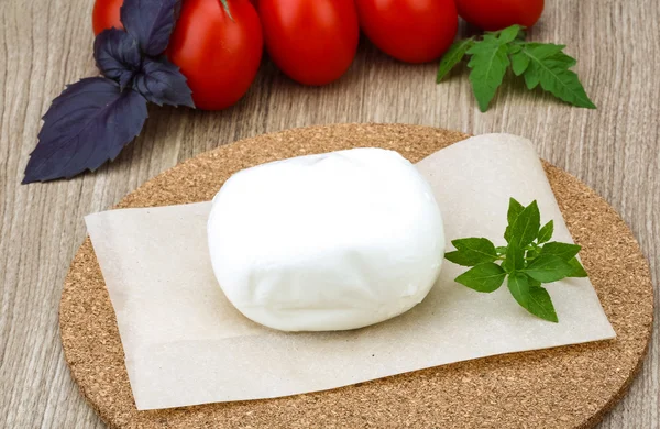 Mozzarella con basilico — Foto Stock