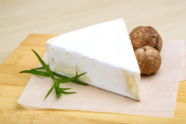 Queijo Brie com wallnus — Fotografia de Stock