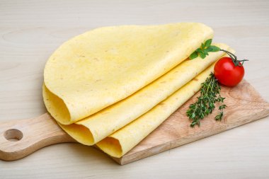 Tortilla yığın otlar ile