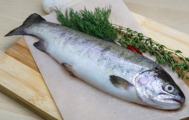 Ham alabalık yemek pişirmek için hazır