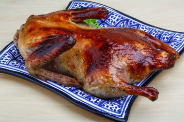 Marul ile kızarmış ördek