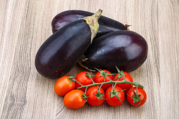 Melanzane e pomodori sul ramo — Foto Stock