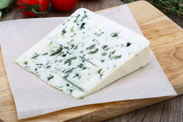 蓝纹奶酪与药草和香料 — 图库照片