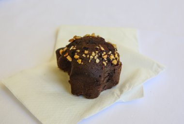 Brownie kek ezilmiş fındık ile