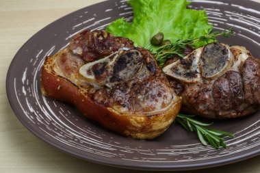 Kavrulmuş domuz diz kekik ile