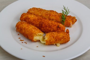 Tavada kızarmış peynirli çubuk
