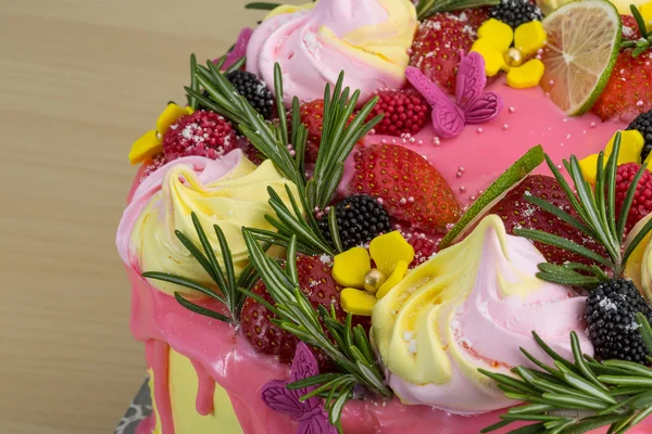 Kuchen mit Baiser und Erdbeeren — Stockfoto